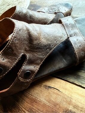 Bed sandal, taupe leather size 9